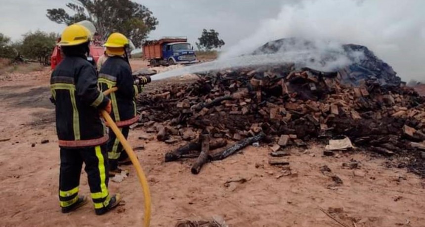 Quema descontrolada de un horno de carbón movilizó a los bomberos