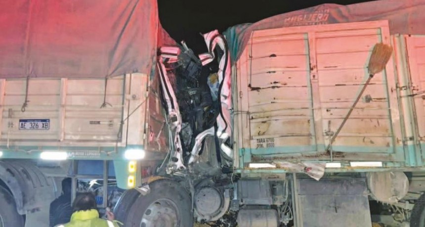 Impactante choque de camiones en la ruta nacional 34 dejó a un chofer atrapado en la cabina; lo rescataron Bomberos Voluntarios
