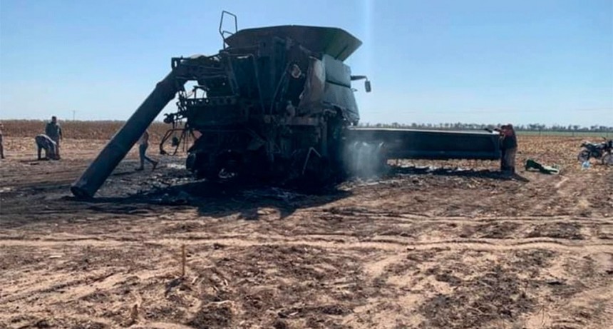 Voraz incendio en la Ruta 92 consumió por completo una cosechadora