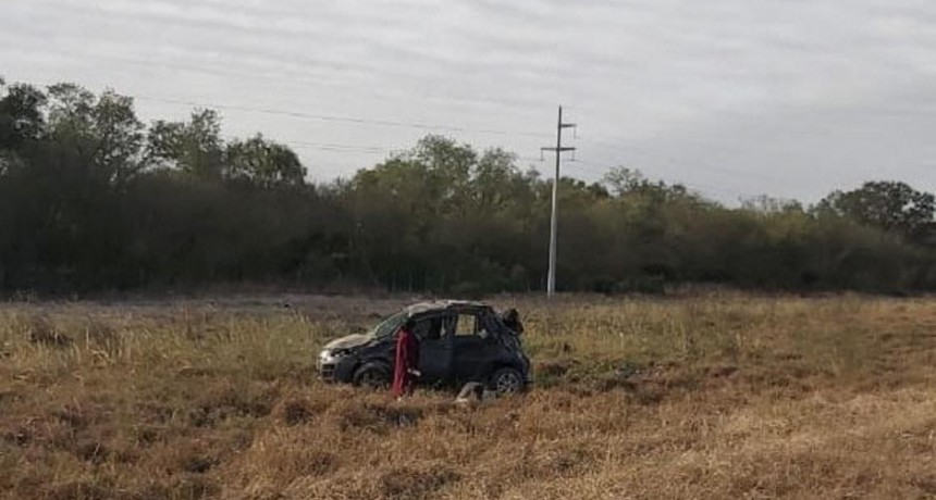 Perdió el control de su auto, salió a la banquina y volcó con su familia