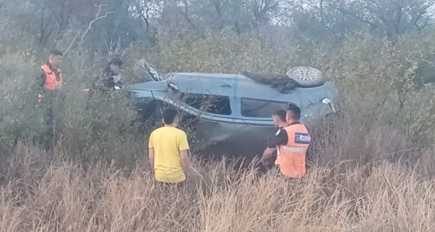 Volcó un automóvil con cuatro ocupantes en la 92