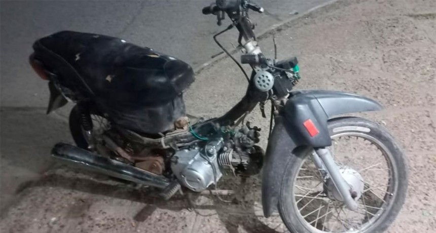 Descubren infraganti a un delincuente desarmando una moto