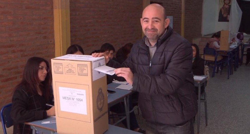 Pablo Mirolo emitió su voto junto a su hijo por primera vez