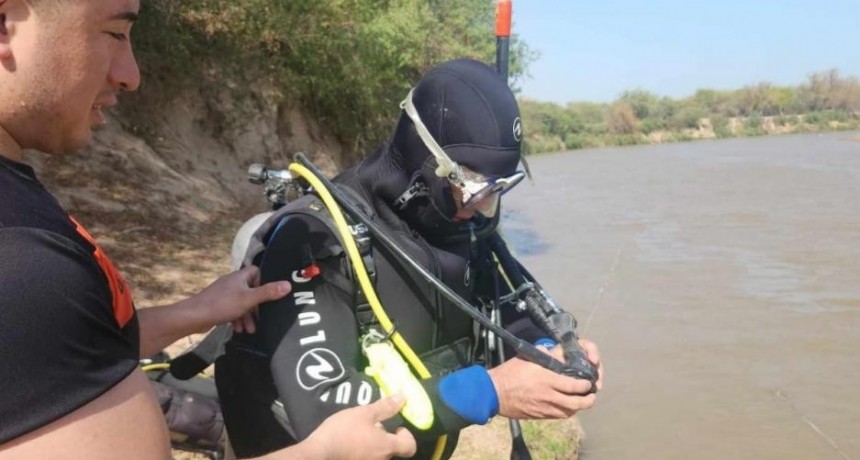 Con buzos, el Grupo Especial de Rescate buscan al pescador que cayó al Río Saladillo