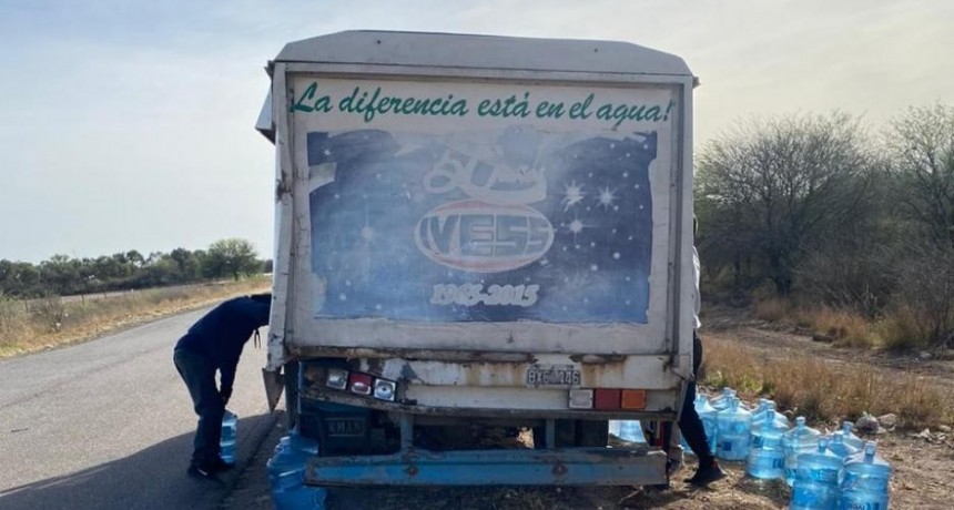 Choque de camiones produjo la pérdida de bidones de agua y soda