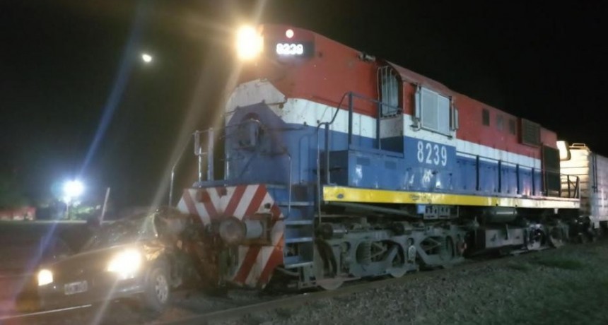 Un tren arrolló a un auto sobre las vías en Herrera: Heridos graves