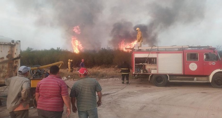 Alarma por incendio de montes cerca de una estación de servicios