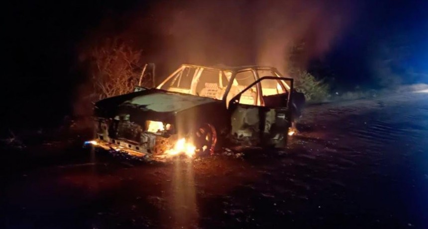 Un Automóvil se incendió por completo en un camino vecinal