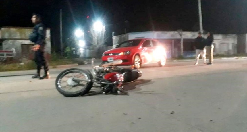 Un herido al colisionar un auto y un motovehículo