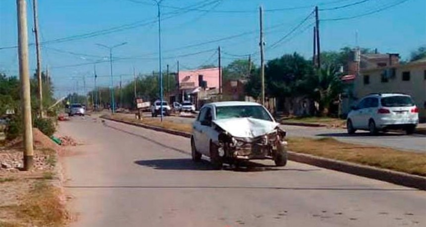 Violento choque entre un auto y moto