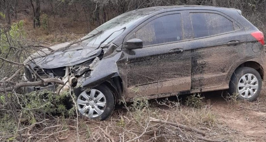 Un delincuente robó el automóvil de un concejal y volcó cuando intentaba darse a la fuga por la ruta