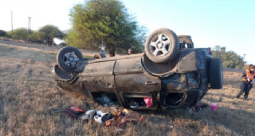 Muere mujer boliviana y 4 familiares heridos, al volcar un auto en Garza