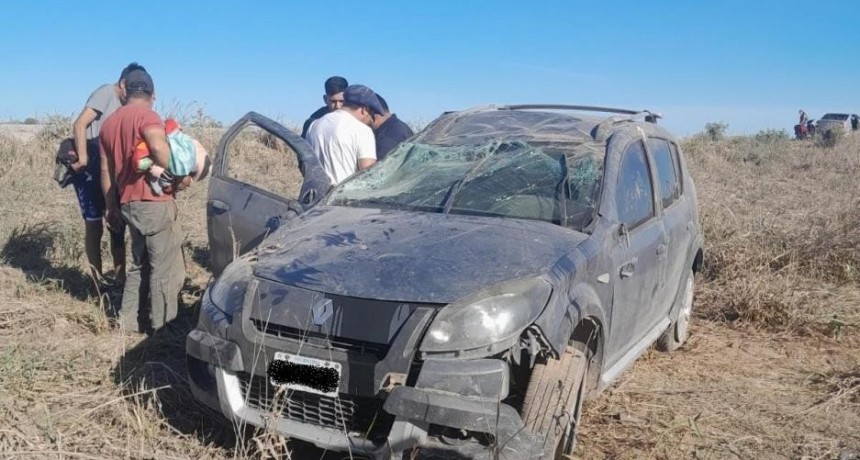 Violento vuelco de un automóvil cerca de Bandera