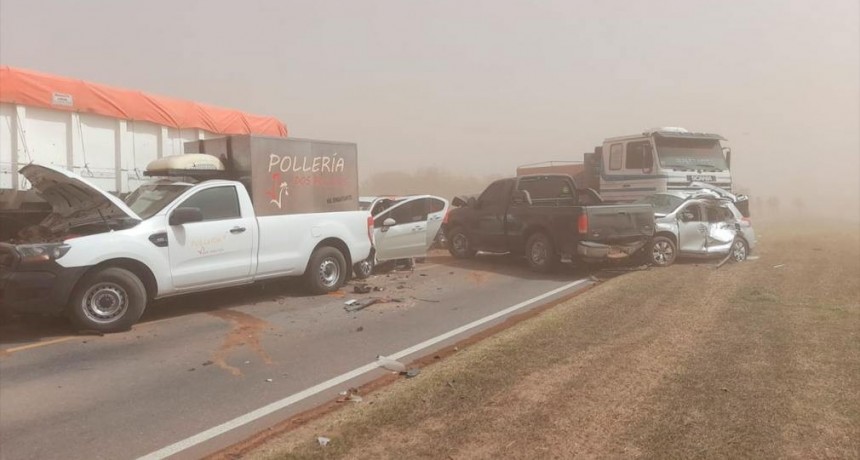 Choque en cadena: un muerto y decenas de heridos en medio de la tormenta de viento y tierra