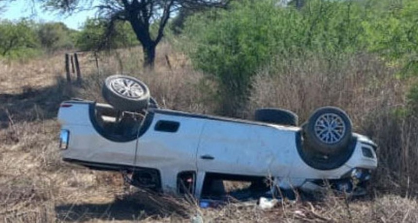 Volcó con su camioneta y terminó sobre la banquina