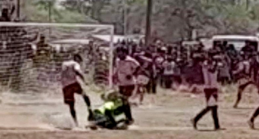 Futbolista noqueó al árbitro por un penal y estalló una batalla en el 