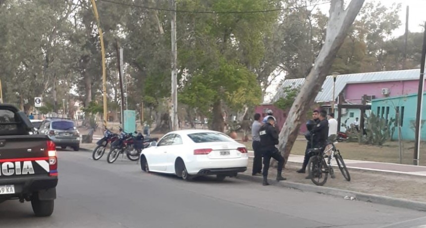 Insólito: dejó estacionado su Audi en el Parque Aguirre y le robaron los cuatro neumáticos