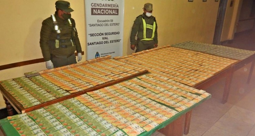 Demoran a dos personas que llevaban más de U$S 37 mil y casi $4,5 millones