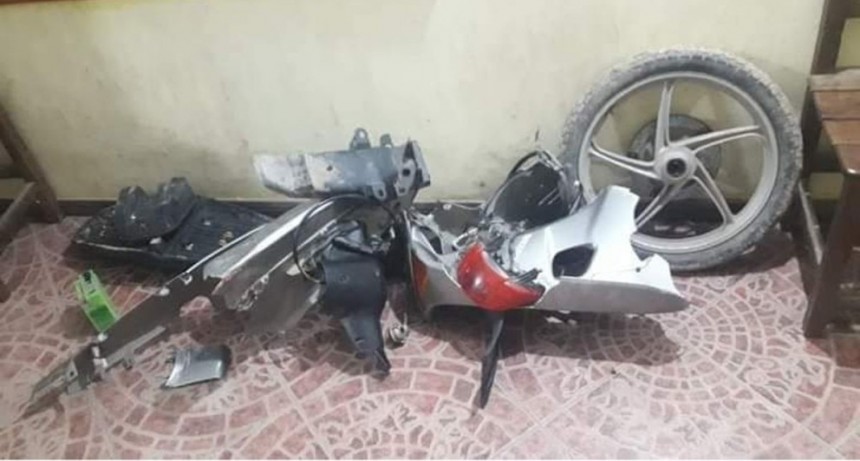 Intentaron vender partes de motocicleta robada y terminaron presos