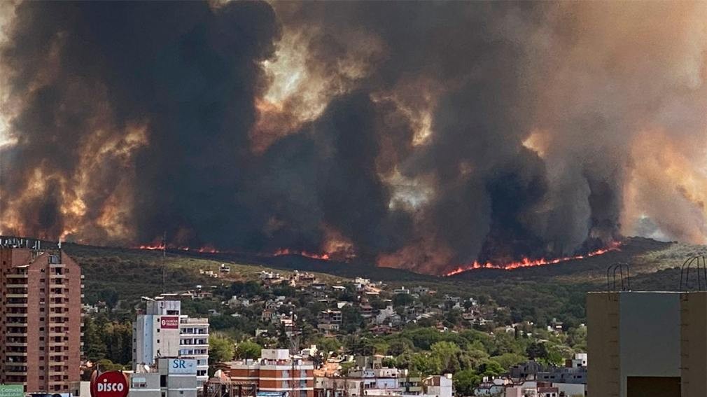 Córdoba: el fuego alcanzó viviendas y hay evacuados