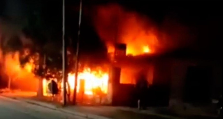 Bandera: voraz incendio consumió una vivienda por completo