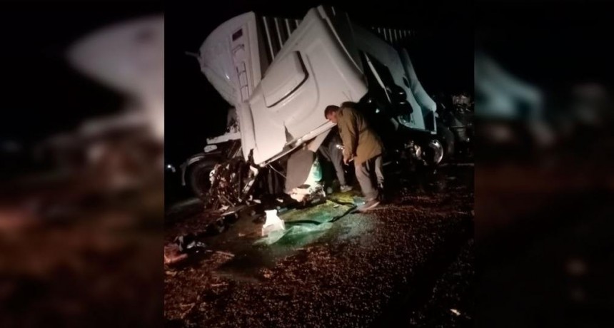 Violento choque de camiones sobre ruta 92 dejó considerables daños materiales