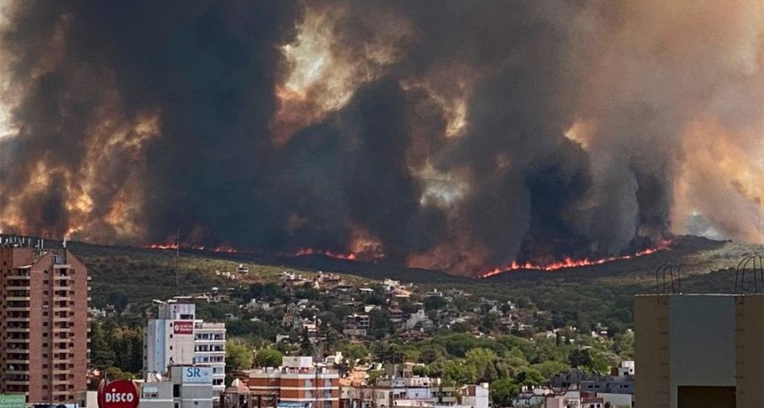 Córdoba: el fuego alcanzó viviendas y hay evacuados