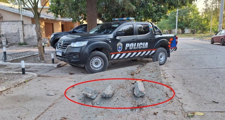 Un hombre ebrio terminó tras las rejas por arrojar una piedra sobre un móvil policial y lesionar a un efectivo