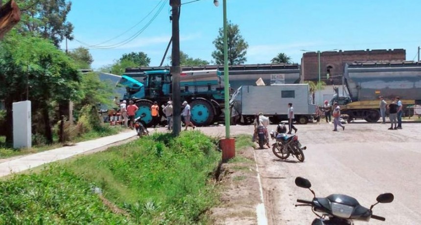 El impactante choque entre un “Mosquito” y un tren pudo haber terminado en una tragedia