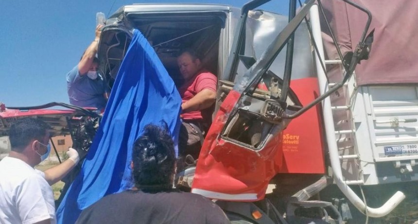 Camionero se salva de milagro en choque frontal con otro camión que se cruzó de carril en la ruta