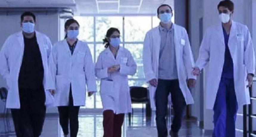 Los nuevos médicos recibidos en Santiago ya prestan servicio en los hospitales locales