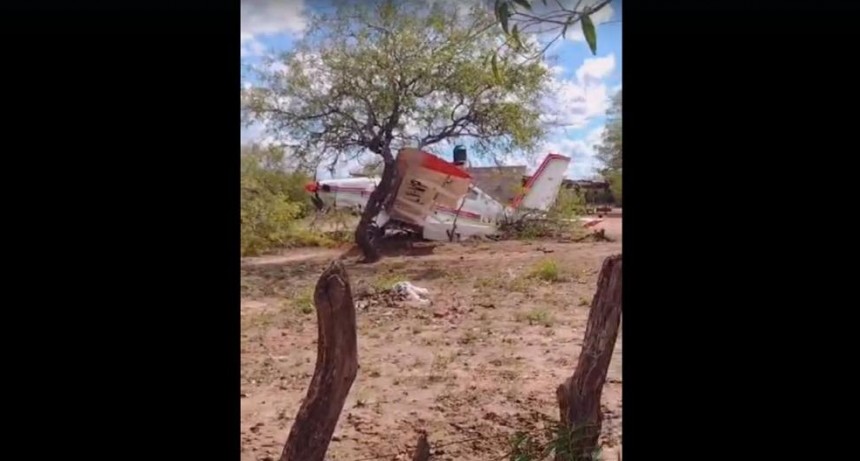 Añatuya: avioneta cayó en el patio de una vivienda tras sufrir inconvenientes mecánicos
