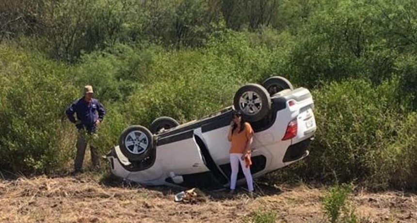 Una mujer y su hija se salvaron de milagro al volcar con su automóvil