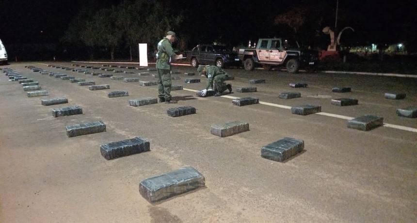 Hallan una camioneta abandonada en un camino a la costa del río: cargaba más de una tonelada de droga