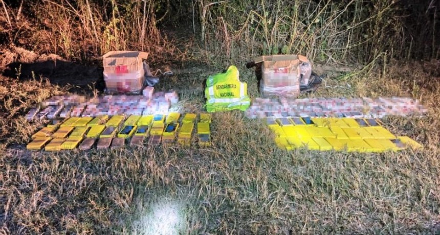 Huyen y abandonan bultos con cocaína, atados de cigarrillos y hojas de coca en medio del monte