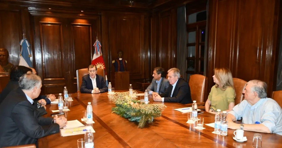 Zamora se reunió con su gabinete para analizar las medidas anunciadas por Caputo 
